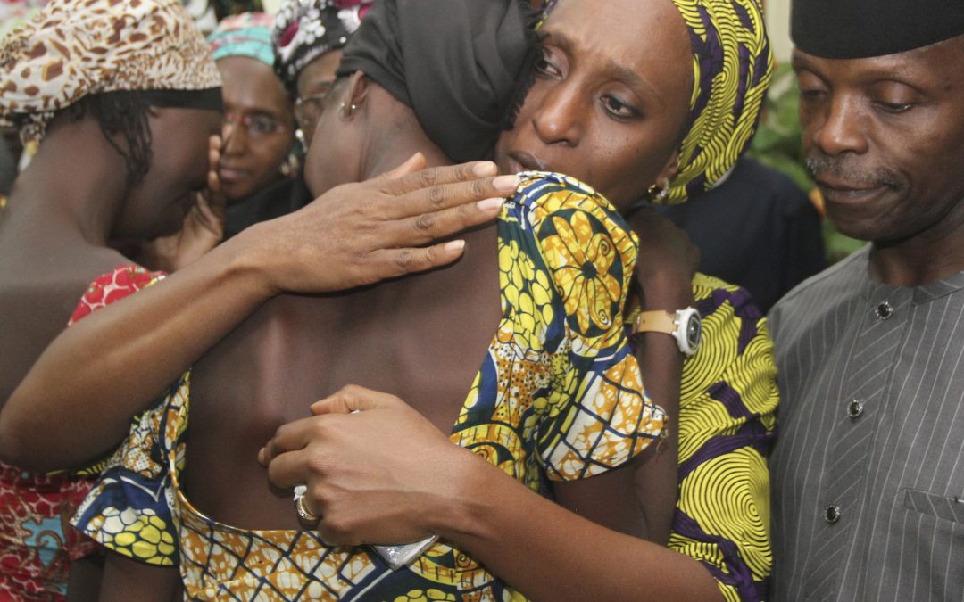 Libération de 21 lycéennes de Chibok, violente agression de policiers dans l’Essonne : résumé de la semaine