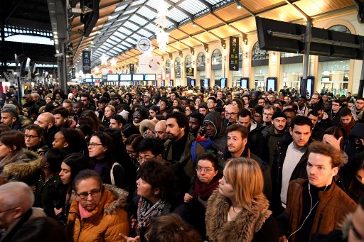 Grèves en France, législatives en Grande Bretagne : résumé des deux dernières semaines