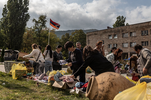 Une crise humanitaire en Arménie se dessine, les Restos du cœur devront refuser du monde à partir de novembre : le résumé de la semaine